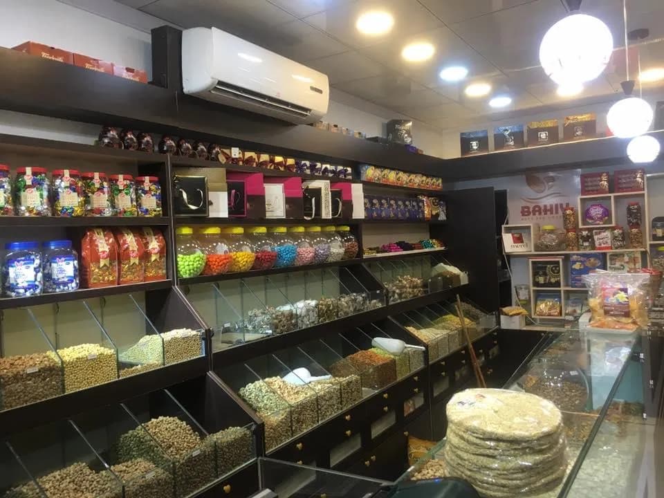 رفوف الحلويات والمكسرات في محل باهيڤ